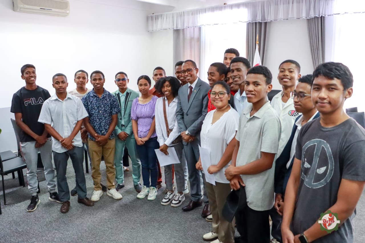 𝗙𝗮𝗻𝗼𝗹𝗼𝗿𝗮𝗻𝗮 𝘁𝗮𝗽𝗮𝗸𝗶𝗹𝗮 𝗳𝗶𝗼𝗻𝗱𝗿𝗮𝗻𝗮𝗻𝗮 𝗺𝗮𝗻𝗸𝗮𝗻𝘆 𝗔𝗹𝗴é𝗿𝗶𝗲 𝗵𝗼 𝗮𝗻'𝗶𝗿𝗲𝗼 𝗺𝗽𝗶𝗮𝗻𝗮𝘁𝗿𝗮 𝗺𝗲𝗻𝗱𝗿𝗶𝗸𝗮.