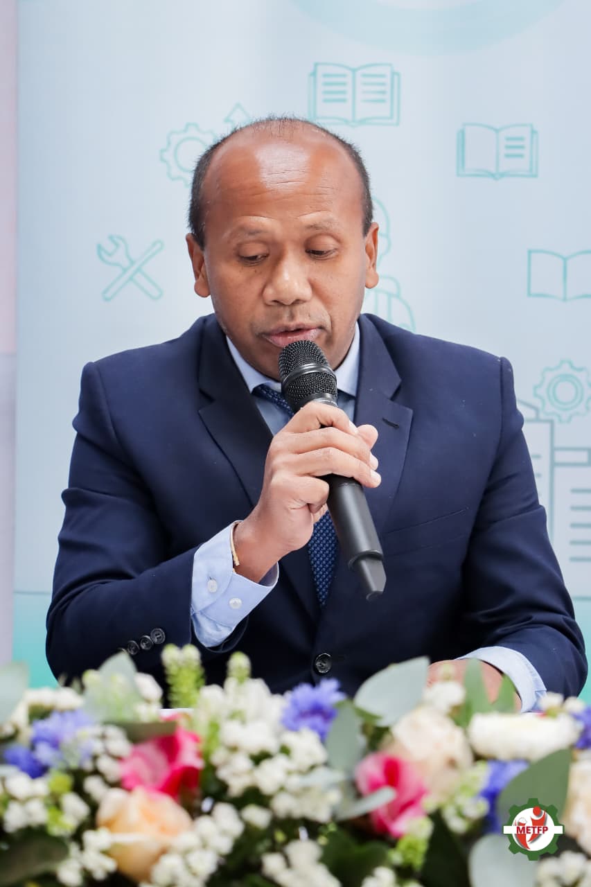 REMISE OFFICIELLE DES RÉFÉRENTIELS MÉTIERS ET DES RÉFÉRENTIELS DE FORMATION POUR LE SECTEUR DU BÂTIMENT ET DES TRAVAUX PUBLICS (BTP)